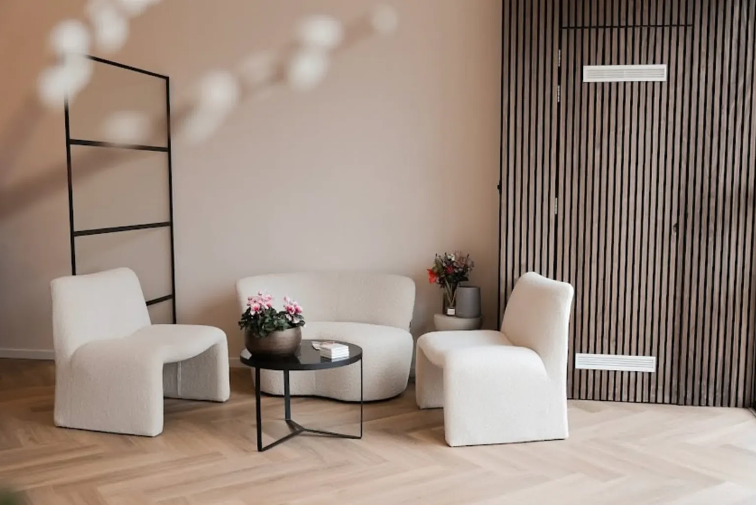 clinic-interior-CBYL9BTy